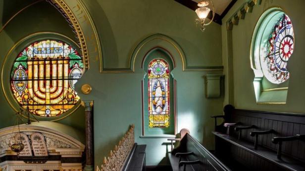 Innenansicht des Jüdischen Museums Manchester mit Buntglasfenstern.
