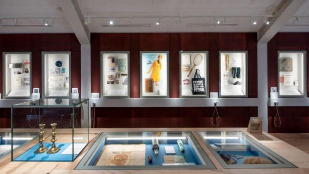 Ausstellungsstücke in Vitrinen im Jüdischen Museum Manchester.