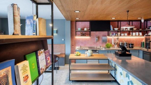 Eine Küche im Manchester Jewish Museum mit Kochbüchern im Regal.