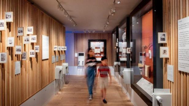Zwei Kinder besuchen eine Ausstellung im Jüdischen Museum Manchester.