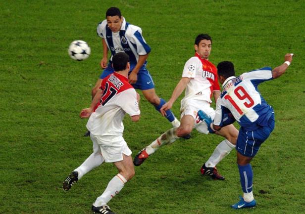 Fußballspieler während eines Spiels im Zweikampf um den Ball.