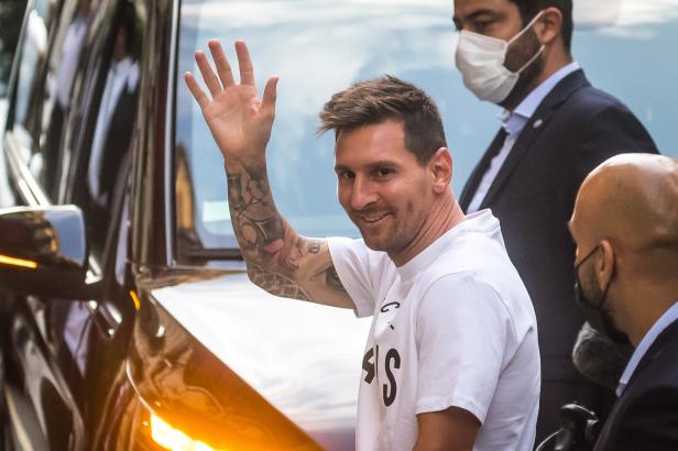 Lionel Messi Arrives To Paris