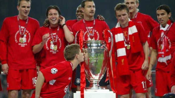 Steven Gerrard küsst die Champions-League-Trophäe, umgeben von seinen Liverpooler Teamkollegen.