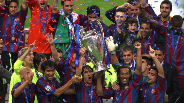 Die Fußballspieler des FC Barcelona feiern mit der Trophäe den Gewinn der Champions League 2006.