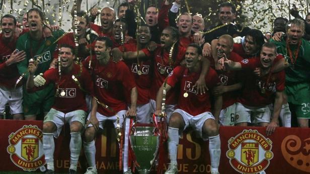 Die Fußballspieler von Manchester United feiern mit der Trophäe des Champions-League-Sieges.
