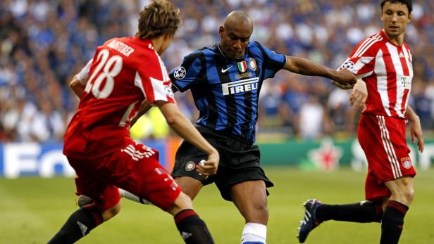 Fußballspieler im Duell während eines Spiels.
