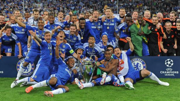 Die Fußballspieler von Chelsea feiern mit der Trophäe den Gewinn der Champions League.
