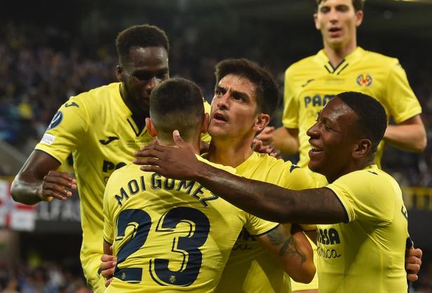 Fußballspieler von Villarreal feiern einen Sieg.