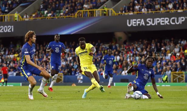 Spieler von Chelsea und Villarreal kämpfen um den Ball beim UEFA Super Cup.