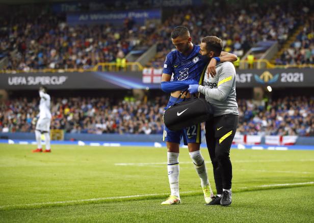 Hakim Ziyech wird nach einer Verletzung beim UEFA Super Cup von einem Betreuer gestützt.