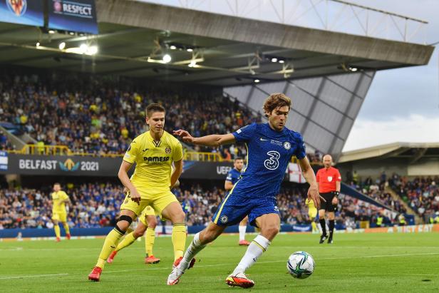 Marcos Alonso von Chelsea im Zweikampf mit einem Spieler von Villarreal beim UEFA Super Cup 2021 in Belfast.
