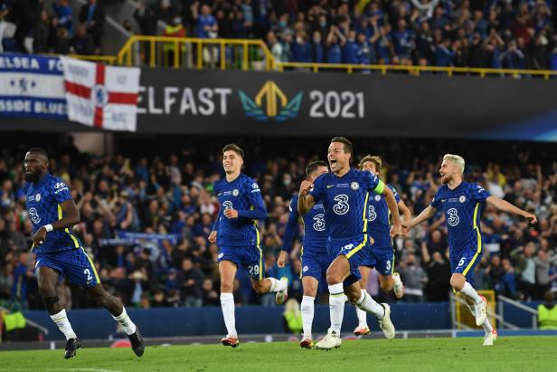 Chelsea-Spieler feiern auf dem Spielfeld während des UEFA Super Cup Spiels 2021 in Belfast.