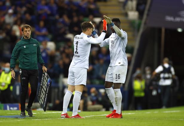 Die Chelsea-Spieler Arrizabalaga und Mendy geben sich ein High-Five beim UEFA Super Cup.