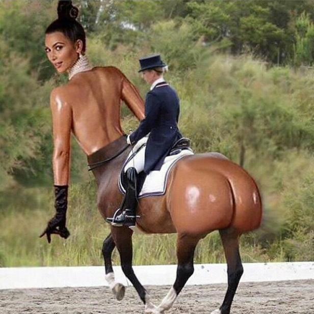 Eine bizarre Zentauren-Kreation mit dem Oberkörper einer Frau und einem Reiter auf dem Hinterteil eines Pferdes.