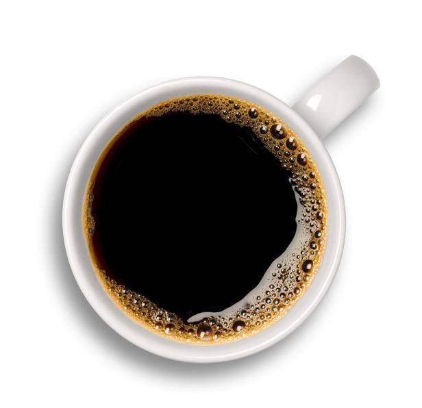 Eine Tasse schwarzer Kaffee von oben betrachtet.