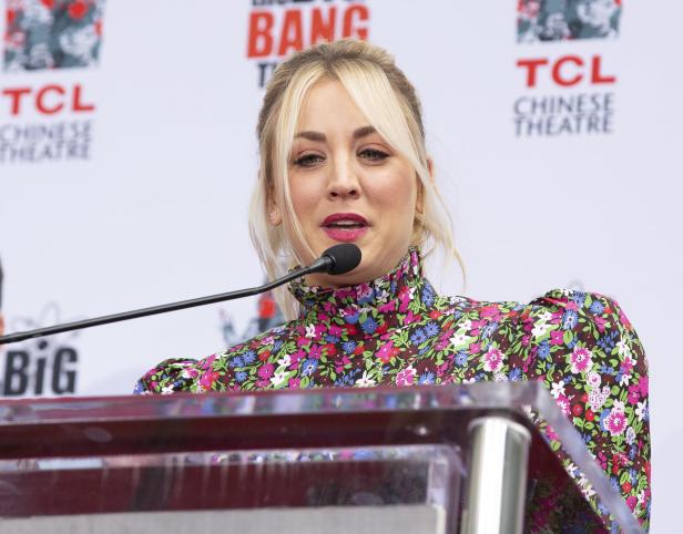 Cast of 'The Big Bang Theory' put hands in cement at TCL Chinese Theatre