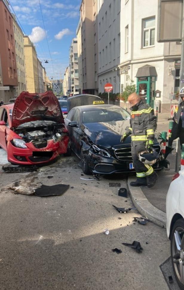 Brand nach Verkehrsunfall: Fahrerin in Wien verletzt