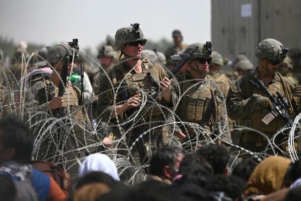 Kabul: Über Mauer an US-Soldaten übergebenes Baby jetzt wieder bei Vater