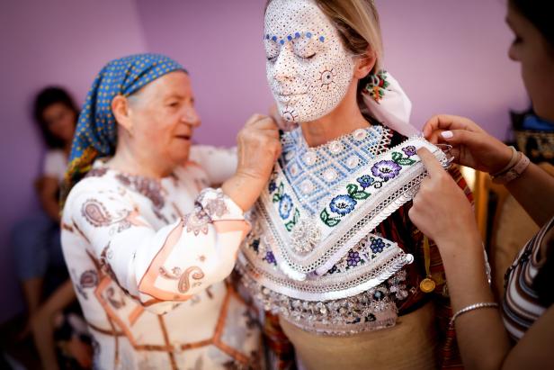 Kosovo: Wo aus dem Gesicht der Braut Kunstbilder entstehen