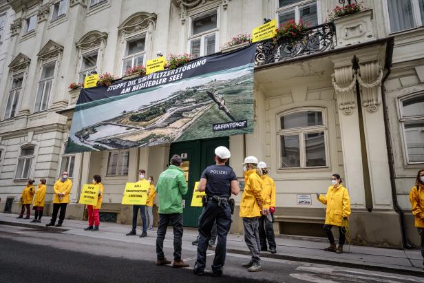 Greenpeace protestiert vor ungarischer Botschaft gegen See-Projekt