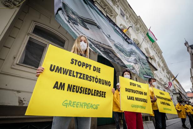 Greenpeace protestiert vor ungarischer Botschaft gegen See-Projekt