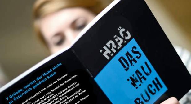 Eine Frau liest das Buch „HRÄÖ – Das Wau Buch“.