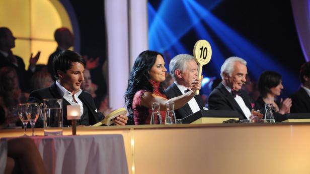 Juroren bewerten eine Darbietung mit einer Zehn bei einer Fernsehshow.
