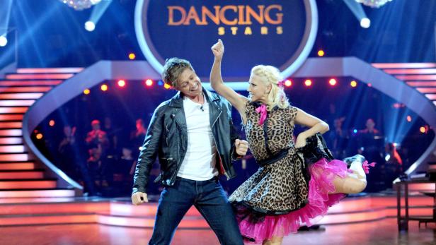 Ein Mann und eine Frau tanzen auf der Bühne von „Dancing Stars“.