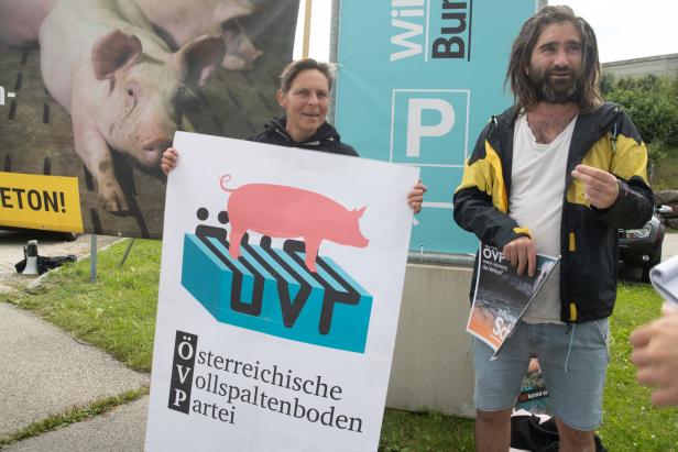 Gegen Straßenbau: Laute Bauernproteste beim ÖVP-Parteitag
