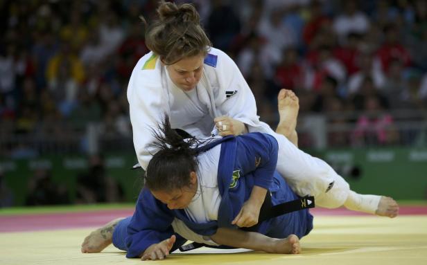 Zwei Judoka kämpfen auf der Matte.