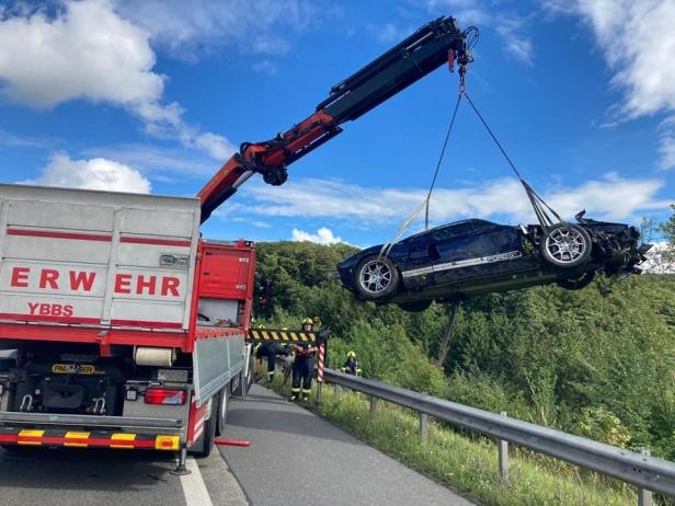 Schwerer Unfall in NÖ: Ford GT pflügte sich 150 Meter durchs Gestrüpp