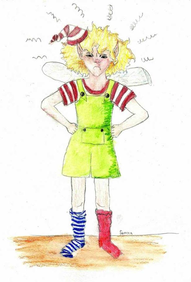 Eine verärgerte Elfe mit Flügeln, grünem Overall und unterschiedlichen Socken steht da.