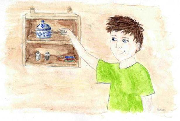 Ein Junge greift nach einer Dose in einem Regal.