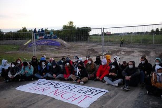 100 Aktivisten blockieren Baustelle der Stadtstraße in Hirschstetten
