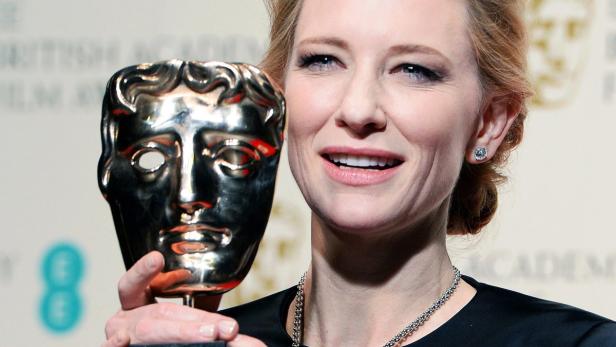 Cate Blanchett hält eine BAFTA-Trophäe.
