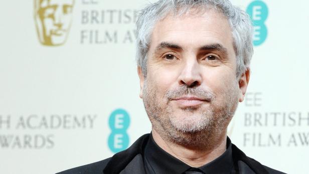 Porträt von Alfonso Cuarón vor dem Hintergrund der British Academy Film Awards.
