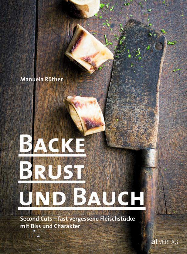 Das Cover des Buches „Backe, Brust und Bauch“ von Manuela Rüther zeigt Knochenstücke und ein Fleischerbeil.