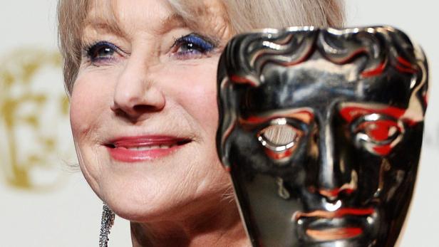 Helen Mirren hält eine BAFTA-Trophäe.