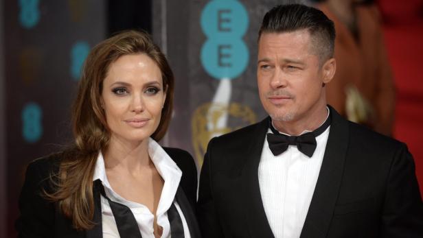 Angelina Jolie und Brad Pitt posieren auf dem roten Teppich.