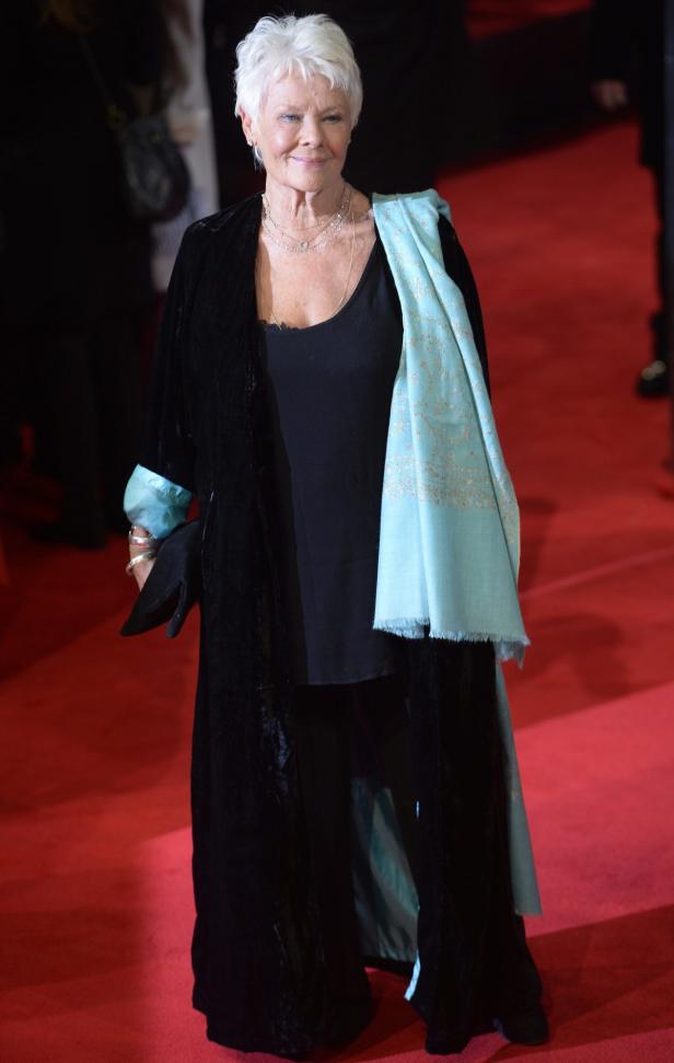 Judi Dench auf einem roten Teppich.