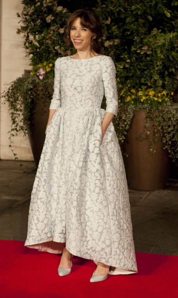 Sally Hawkins in einem hellblauen, blumengemusterten Kleid auf einem roten Teppich.