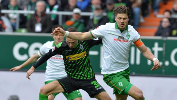 Fußballspieler im Duell während eines Spiels.
