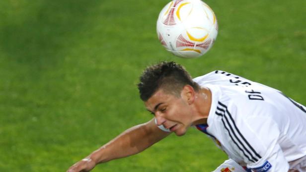 Ein Fußballspieler köpft einen Ball während eines Spiels.