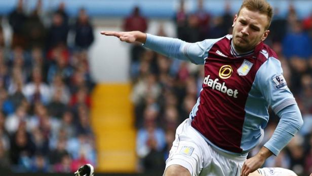 Ein Fußballspieler im Trikot von Aston Villa während eines Spiels.
