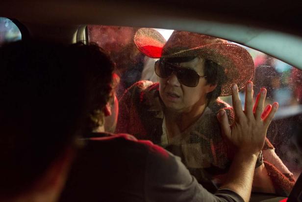 Ken Jeong als Leslie Chow in „Hangover 3“ drückt seine Hand gegen eine Autoscheibe.