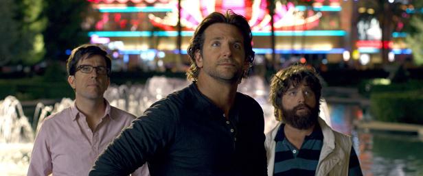 Bradley Cooper, Ed Helms und Zach Galifianakis vor einem Springbrunnen in Las Vegas.
