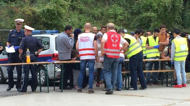 Tausende in Nickelsdorf, Transporte in Notunterkünfte laufen
