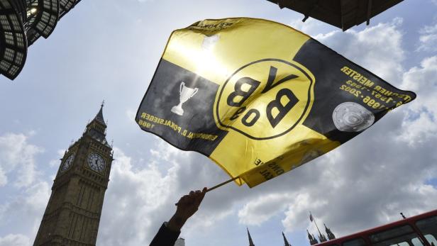 Ein BVB-Fan schwenkt eine Fahne vor dem Big Ben in London.