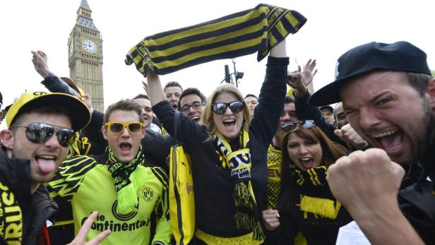 Eine Gruppe jubelnder Borussia Dortmund-Fans vor dem Big Ben in London.