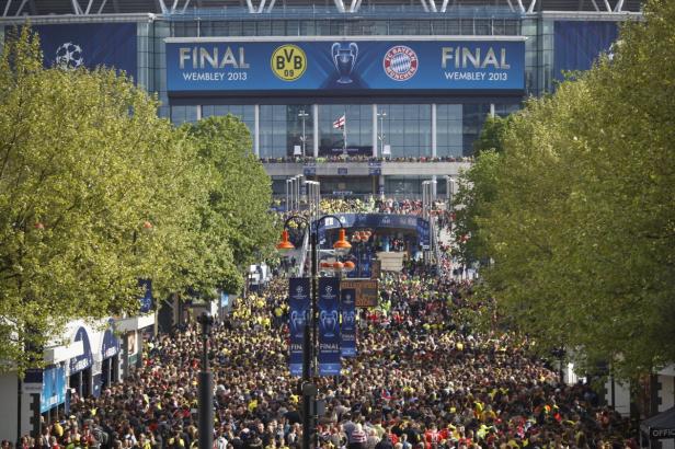 Eine Menschenmenge strömt zum Wembley-Stadion für das Champions-League-Finale 2013 zwischen Bayern München und Borussia Dortmund.